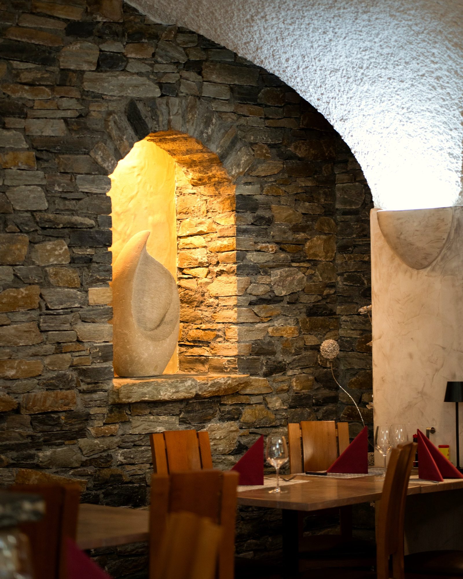 La salle voûtée en pierre du Grotto, tables dressées